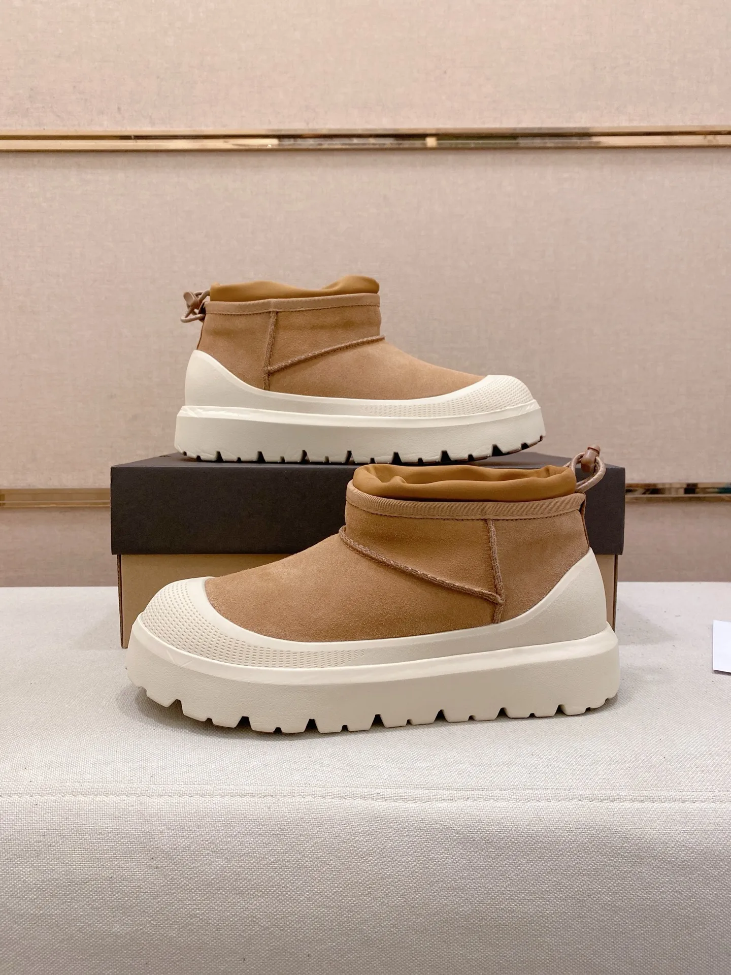 Factory price: 500💰Couple model💏 Same style as Wang Yibo, North American men's shoes Ugg ☃️In the special sale of new high-quality men's shoes snow boots in autumn and winter, the nemesis of extreme cold weather! Made of cowhide leather, merino wool lining, and original outsole, whether driving, outdoor or daily wear, there is always one that suits you! Male and female size: 35-46.